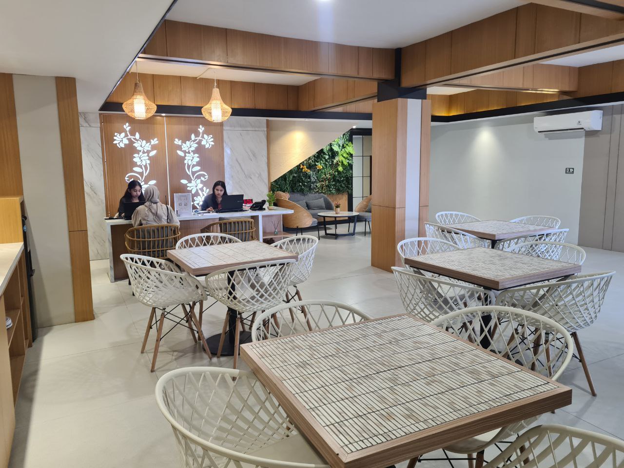 Resepsionis Lobby Botanic Belatuk Hotel — pelayanan 24 jam hotel hidden gem Samarinda